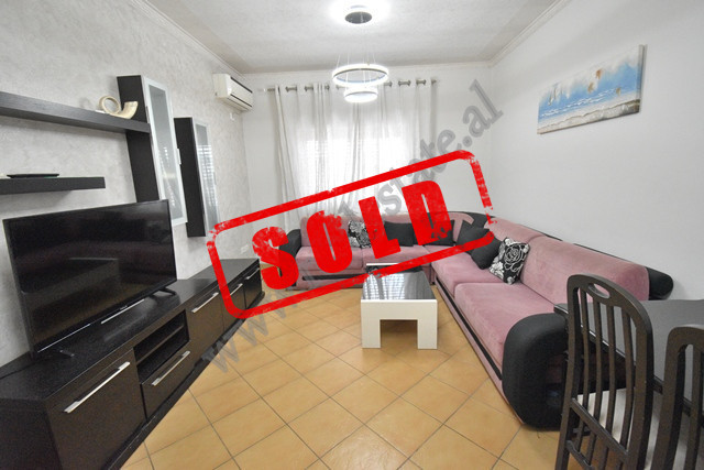 Apartament 1+1 ne shitje ne rrugen Ali Demi tek Tregu i Ri Elektrik ne Tirane.
Pozicionohet ne kati